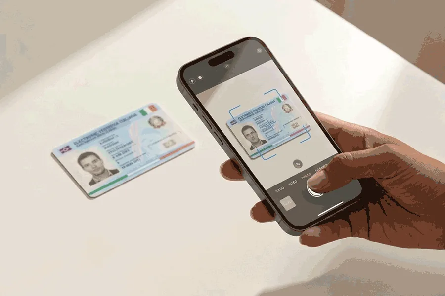 La fotocamera inquadra un documento di identità
